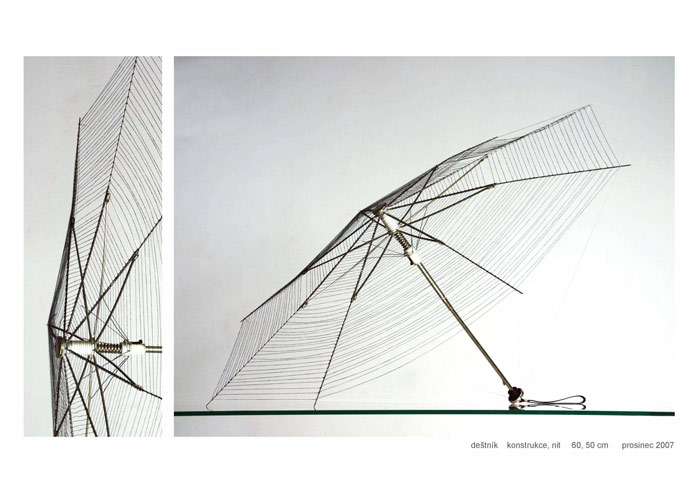 použitá konstrukce deštníku a namísto pláště použité jen nitě- pro vytvoření jemné lineární kresby 