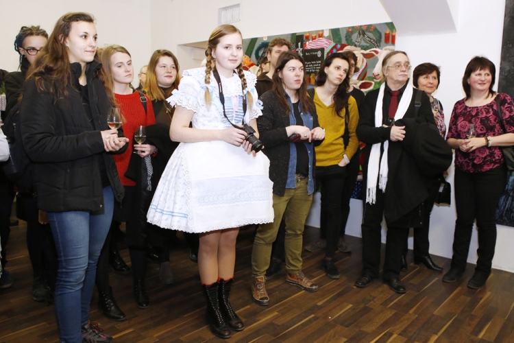 Dav poslouchá Povídání o pejscích a kočičce